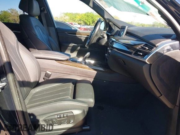 2017 BMW X5 xDrive50i z VIN 5UXKR6C32H0U13751, wystawiony jako IAAI lot #41834968 z przebiegiem 112 155 mil mil oraz . Historia ofert i sprzedaży dostępna na DreamBid. Obrazek 5.