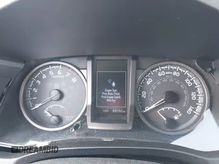 2017 Toyota Tacoma SR5 z VIN 3TMAZ5CN2HM047103, wystawiony jako IAAI lot #42344844 z przebiegiem 88 090 mil mil oraz . Historia ofert i sprzedaży dostępna na DreamBid. Obrazek 7.