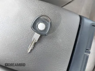 1998 Cadillac Catera z VIN W06VR52R3WR179841, wystawiony jako IAAI lot #41535621 z przebiegiem 103 204 mil mil oraz . Historia ofert i sprzedaży dostępna na DreamBid. Obrazek 11.