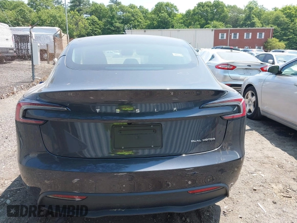 2025 Tesla Model 3 Long Range z VIN 5YJ3E1EBXSF890929, wystawiony jako IAAI lot #42452359 z przebiegiem 2 469 mil mil oraz . Historia ofert i sprzedaży dostępna na DreamBid. Obrazek 16.