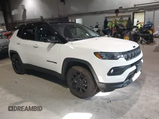 2022 Jeep Compass Latitude with VIN 3C4NJDBB2NT171240, listed as a IAAI auction lot 41206428 with 39,086 mi miles and . Bid and sale history available at carsss.com. Image 1.