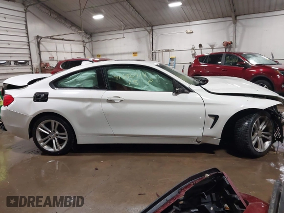 2015 BMW 4 Series 428i xDrive z VIN WBA3N9C52FK246245, wystawiony jako IAAI lot #41650714 z przebiegiem 142 776 mil mil oraz . Historia ofert i sprzedaży dostępna na DreamBid. Obrazek 14.