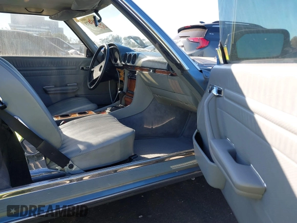 1985 Mercedes-Benz 380 z VIN WDBBA45C6FA020254, wystawiony jako IAAI lot #41254573 z przebiegiem 74 344 mil mil oraz . Historia ofert i sprzedaży dostępna na DreamBid. Obrazek 5.