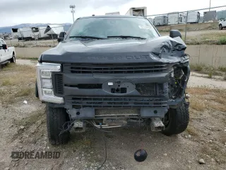 2017 Ford F-350 Platinum z VIN 1FT8W3BT9HEE10126, wystawiony jako Copart lot #57335445 z przebiegiem 131 408 mil mil oraz Szkoda całkowita • Salvage title. Historia ofert i sprzedaży dostępna na DreamBid. Obrazek 5.