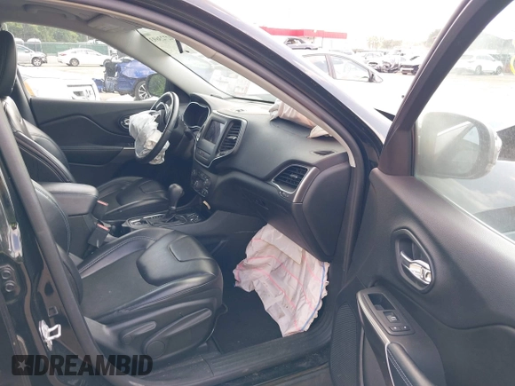 2019 Jeep Cherokee Latitude Plus z VIN 1C4PJLLB5KD316077, wystawiony jako IAAI lot #42723693 z przebiegiem 103 758 mil mil oraz . Historia ofert i sprzedaży dostępna na DreamBid. Obrazek 5.