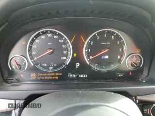 2015 BMW X5 M z VIN 5YMKT6C55F0C89017, wystawiony jako Copart lot #49052065 z przebiegiem 125 287 mil mil oraz Tytuł czysty. Historia ofert i sprzedaży dostępna na DreamBid. Obrazek 9.