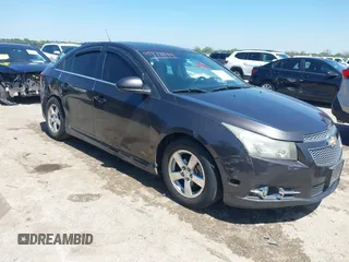 2014 Chevrolet Cruze 1LT z VIN 1G1PC5SB2E7195043, wystawiony jako IAAI lot #41978144 z przebiegiem 237 142 mil mil oraz . Historia ofert i sprzedaży dostępna na DreamBid. Obrazek 1.