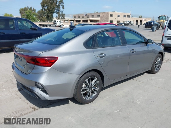 2024 Kia Forte LXS z VIN 3KPF24AD5RE759745, wystawiony jako IAAI lot #42101425 z przebiegiem 13 165 mil mil oraz . Historia ofert i sprzedaży dostępna na DreamBid. Obrazek 4.