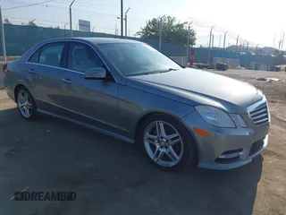 2013 Mercedes-Benz E 350 Luxury z VIN WDDHF5KB0DA745639, wystawiony jako IAAI lot #42407026 z przebiegiem 305 400 mil mil oraz . Historia ofert i sprzedaży dostępna na DreamBid. Obrazek 1.