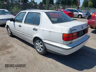 1995 Volkswagen Jetta GLS z VIN 3VWSC81H7SM082888, wystawiony jako IAAI lot #42440198 z przebiegiem 96 029 mil mil oraz . Historia ofert i sprzedaży dostępna na DreamBid. Obrazek 3.