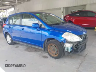 2009 Nissan Versa SL z VIN 3N1BC13E99L493595, wystawiony jako IAAI lot #42473637 z przebiegiem 183 744 mil mil oraz . Historia ofert i sprzedaży dostępna na DreamBid. Obrazek 1.