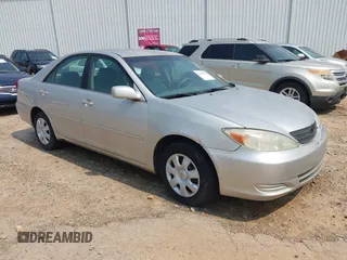2002 Toyota Camry LE z VIN 4T1BE32K92U604485, wystawiony jako IAAI lot #42410203 z przebiegiem 324 760 mil mil oraz . Historia ofert i sprzedaży dostępna na DreamBid. Obrazek 1.