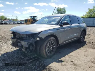 2024 Lincoln Nautilus Premiere z VIN 5LMPJ8JA2RJ839889, wystawiony jako Copart lot #55342425 z przebiegiem 7 739 mil mil oraz Szkoda całkowita • Salvage title. Historia ofert i sprzedaży dostępna na DreamBid. Obrazek 1.