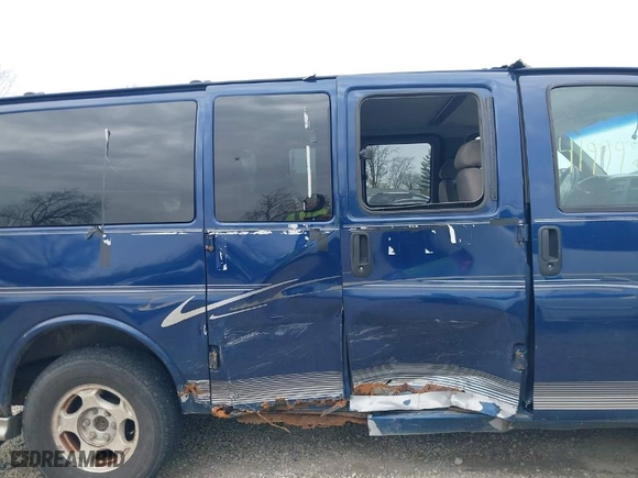 2004 Chevrolet Express Passenger with VIN 1GBFG15T441159106, listed as a IAAI auction lot 41999210 with 245,286 mi miles. Bid and sale history available at carsss.com. Image 6.