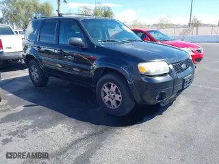 2005 Ford Escape Limited with VIN 1FMCU94165KE32639, listed as a IAAI auction lot 41960732 with 204,979 mi miles. Bid and sale history available at carsss.com. Image 1.
