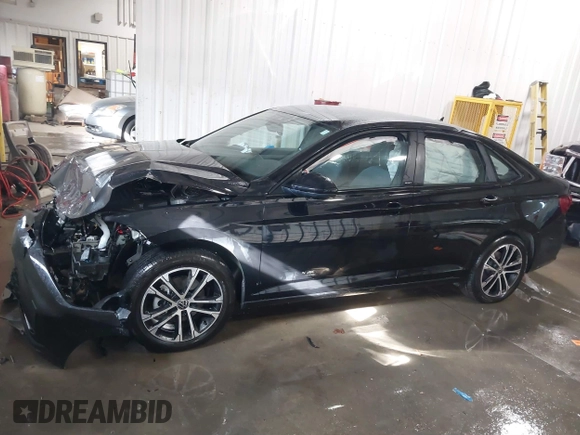 2025 Volkswagen Jetta Sport z VIN 3VWBX7BU2SM017442, wystawiony jako IAAI lot #41387314 z przebiegiem 1 498 mil mil oraz . Historia ofert i sprzedaży dostępna na DreamBid. Obrazek 15.