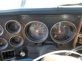 1991 GMC Suburban z VIN 1GKEV16K9MF510909, wystawiony jako Copart lot #81326004 z przebiegiem 216 778 mil mil oraz Tytuł czysty. Historia ofert i sprzedaży dostępna na DreamBid. Obrazek 9.