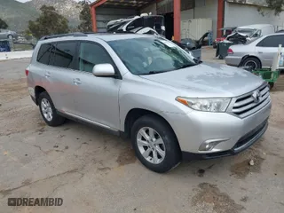 2013 Toyota Highlander with VIN 5TDZK3EHXDS103043, listed as a IAAI auction lot 41889515 with 83,976 mi miles. Bid and sale history available at carsss.com. Image 1.