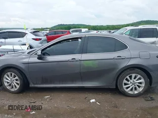 2024 Toyota Camry LE z VIN 4T1C11AK2RU879602, wystawiony jako IAAI lot #42162353 z przebiegiem 6 185 mil mil oraz . Historia ofert i sprzedaży dostępna na DreamBid. Obrazek 13.
