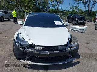2022 Tesla Model 3 Long Range z VIN 5YJ3E1EB4NF163001, wystawiony jako IAAI lot #42211705 z przebiegiem 53 487 mil mil oraz . Historia ofert i sprzedaży dostępna na DreamBid. Obrazek 13.