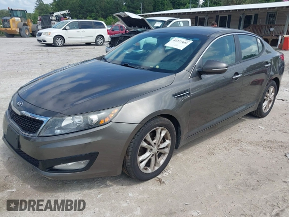 2013 Kia Optima EX z VIN 5XXGN4A77DG251606, wystawiony jako IAAI lot #42377401 z przebiegiem 135 067 mil mil oraz . Historia ofert i sprzedaży dostępna na DreamBid. Obrazek 2.