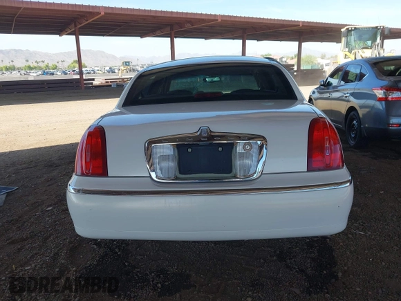 2000 Lincoln Town Car Signature with VIN 1LNHM82W1YY916055, listed as a IAAI auction lot 42488210 with 189,149 mi miles and . Bid and sale history available at DreamBid. Image 16.