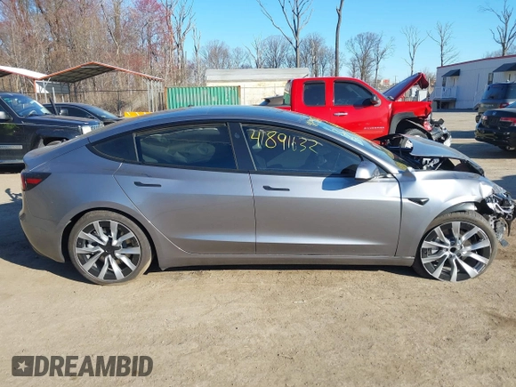 2025 Tesla Model 3 Long Range z VIN 5YJ3E1EA1SF877574, wystawiony jako IAAI lot #41891632 z przebiegiem 2 914 mil mil oraz . Historia ofert i sprzedaży dostępna na DreamBid. Obrazek 12.