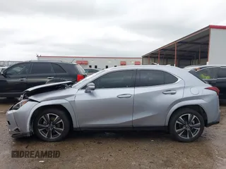 2024 Lexus UX 250h Premium z VIN JTHP6JBH7R2193351, wystawiony jako IAAI lot #42172680 z przebiegiem 10 072 mil mil oraz . Historia ofert i sprzedaży dostępna na DreamBid. Obrazek 14.