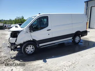 2024 Ford Transit Cargo z VIN 1FTBR1Y89RKA87655, wystawiony jako Copart lot #59042225 z przebiegiem 11 044 mil mil oraz Czysty tytuł • Clean title. Historia ofert i sprzedaży dostępna na DreamBid. Obrazek 1.