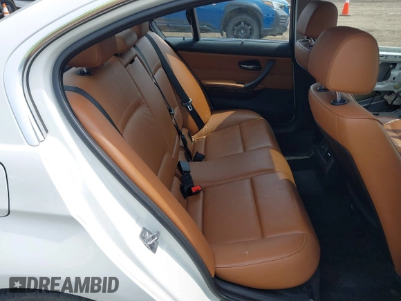 2011 BMW 3 Series 335i xDrive z VIN WBAPL5C55BA920128, wystawiony jako IAAI lot #42473523 z przebiegiem 96 481 mil mil oraz . Historia ofert i sprzedaży dostępna na DreamBid. Obrazek 8.