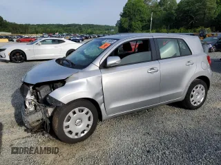 2012 Scion xD z VIN JTKKU4B42C1019578, wystawiony jako Copart lot #56016055 z przebiegiem 100 807 mil mil oraz Szkody całkowita. Historia ofert i sprzedaży dostępna na DreamBid. Obrazek 1.