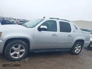 2013 Chevrolet Avalanche LTZ with VIN 3GNMCGE04DG109502, listed as a IAAI auction lot 41335363 with 166,877 mi miles. Bid and sale history available at carsss.com. Image 15.