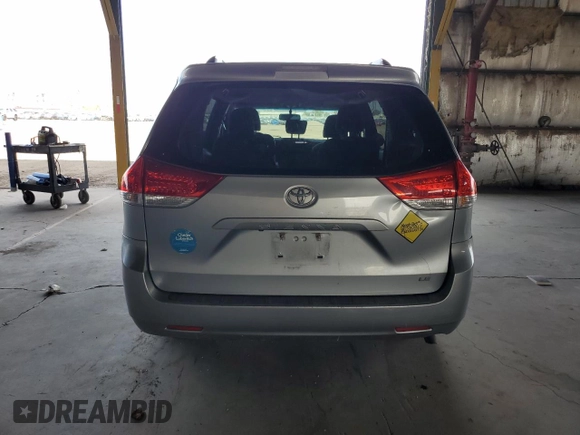 2014 Toyota Sienna LE AAS z VIN 5TDKK3DC6ES455092, wystawiony jako Copart lot #55516435 z przebiegiem 256 846 mil mil oraz Szkoda całkowita • Salvage title. Historia ofert i sprzedaży dostępna na DreamBid. Obrazek 6.