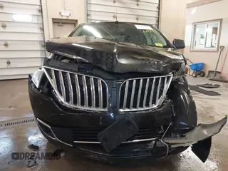 2011 Lincoln MKX z VIN 2LMDJ8JK0BBJ07032, wystawiony jako IAAI lot #41866897 z przebiegiem 232 796 mil mil oraz . Historia ofert i sprzedaży dostępna na DreamBid. Obrazek 12.