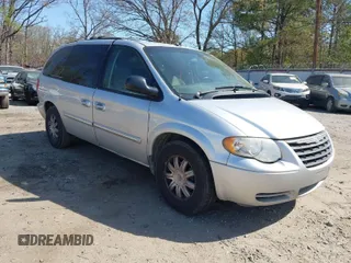 2007 Chrysler Town & Country LWB Touring with VIN 2A4GP54LX7R261772, listed as a IAAI auction lot 41883919 with 284,586 mi miles. Bid and sale history available at carsss.com. Image 1.