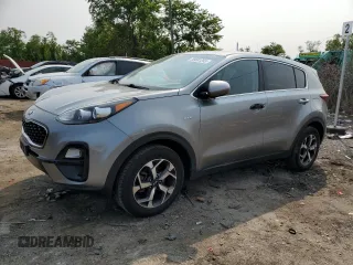2020 Kia Sportage LX z VIN KNDPMCAC4L7699318, wystawiony jako Copart lot #59681255 z przebiegiem 58 422 mil mil oraz Szkoda całkowita • Salvage title. Historia ofert i sprzedaży dostępna na DreamBid. Obrazek 1.