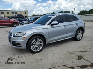 2018 Audi Q5 Premium Plus z VIN WA1BNAFY5J2097127, wystawiony jako Copart lot #56577515 z przebiegiem Nie podano mil oraz Szkoda całkowita • Salvage title. Historia ofert i sprzedaży dostępna na DreamBid. Obrazek 1.