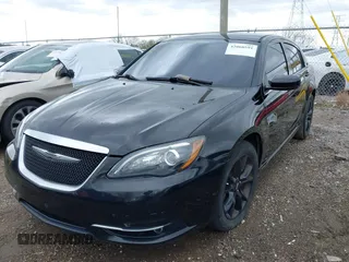 2014 Chrysler 200 Touring z VIN 1C3CCBBG9EN176683, wystawiony jako IAAI lot #42060591 z przebiegiem 115 408 mil mil oraz . Historia ofert i sprzedaży dostępna na DreamBid. Obrazek 2.