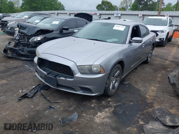 2013 Dodge Charger SE z VIN 2C3CDXBG2DH639121, wystawiony jako IAAI lot #42097775 z przebiegiem 240 743 mil mil oraz . Historia ofert i sprzedaży dostępna na DreamBid. Obrazek 2.