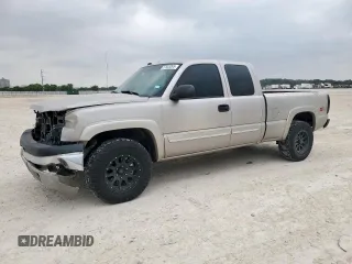 2005 Chevrolet Silverado 1500 LS z VIN 1GCEK19TX5E183355, wystawiony jako Copart lot #57508265 z przebiegiem 246 433 mil mil oraz Szkoda całkowita • Salvage title. Historia ofert i sprzedaży dostępna na DreamBid. Obrazek 1.