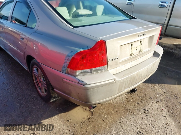 2005 Volvo S60 with VIN YV1RS592052456346, listed as a IAAI auction lot 41893903 with 231,007 mi miles. Bid and sale history available at carsss.com. Image 6.