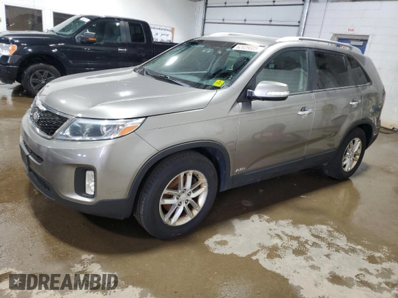 2015 Kia Sorento LX with VIN 5XYKTCA68FG642621, listed as a Copart auction lot 62039005 with 122,579 mi miles and Clean title. Bid and sale history available at DreamBid. Image 1.