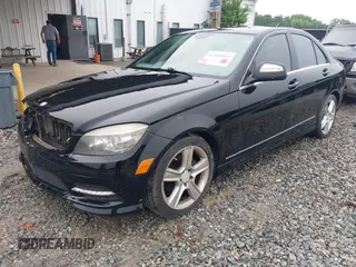2011 Mercedes-Benz C 300 Sport z VIN WDDGF5EB8BR141083, wystawiony jako IAAI lot #42185957 z przebiegiem 194 998 mil mil oraz . Historia ofert i sprzedaży dostępna na DreamBid. Obrazek 2.