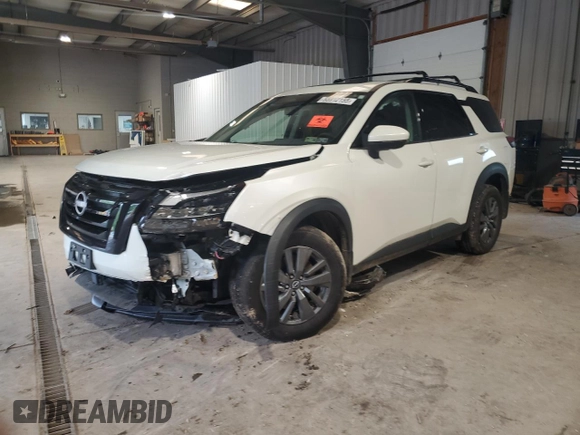 2023 Nissan Pathfinder SV z VIN 5N1DR3BD1PC261313, wystawiony jako Copart lot #55912155 z przebiegiem 13 527 mil mil oraz Szkoda całkowita • Salvage title. Historia ofert i sprzedaży dostępna na DreamBid. Obrazek 1.