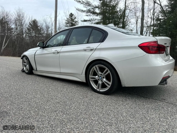2018 BMW 3 Series 330i xDrive with VIN WBA8D9G56JNU68331, listed as a Copart auction lot 54068415 with 58,742 mi miles and Clean Title. Bid and sale history available at carsss.com. Image 3.