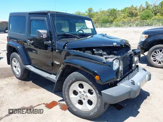 2015 Jeep Wrangler Altitude z VIN 1C4GJWBG9FL540558, wystawiony jako IAAI lot #42032742 z przebiegiem 82 042 mil mil oraz . Historia ofert i sprzedaży dostępna na DreamBid. Obrazek 1.