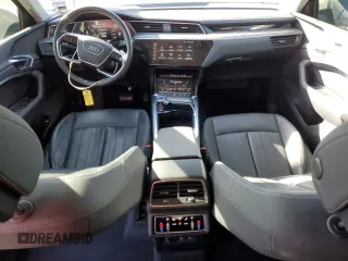 2024 Audi Q8 e-tron Premium z VIN WA14AAGE4RB012976, wystawiony jako Copart lot #46000915 z przebiegiem 42 333 mil mil oraz Szkoda całkowita • Salvage title. Historia ofert i sprzedaży dostępna na DreamBid. Obrazek 8.