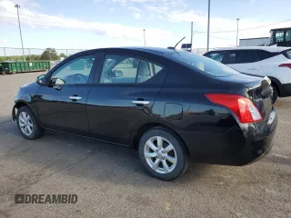 2012 Nissan Versa SV z VIN 3N1CN7APXCL939881, wystawiony jako Copart lot #58373915 z przebiegiem 82 970 mil mil oraz Szkoda całkowita • Salvage title. Historia ofert i sprzedaży dostępna na DreamBid. Obrazek 2.