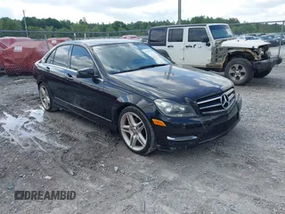 2014 Mercedes-Benz C 250 Sport z VIN WDDGF4HB0EA966267, wystawiony jako IAAI lot #42133802 z przebiegiem 62 494 mil mil oraz . Historia ofert i sprzedaży dostępna na DreamBid. Obrazek 1.
