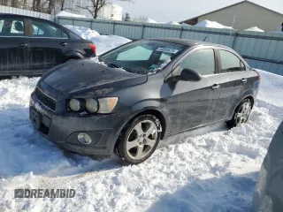 2013 Chevrolet Sonic LTZ z VIN 1G1JE5SH6D4114209, wystawiony jako Copart lot #44854675 z przebiegiem 130 385 mil mil oraz Czysty tytuł • Clean title. Historia ofert i sprzedaży dostępna na DreamBid. Obrazek 1.
